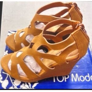 Top Moda Womens Tan Faux Suede Cage Cutout Wedge Sandals Size 6.5 Back Zip